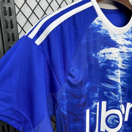 Detalle del hombro y cuello blanco de la Camiseta Como 25-26 local con franjas blancas