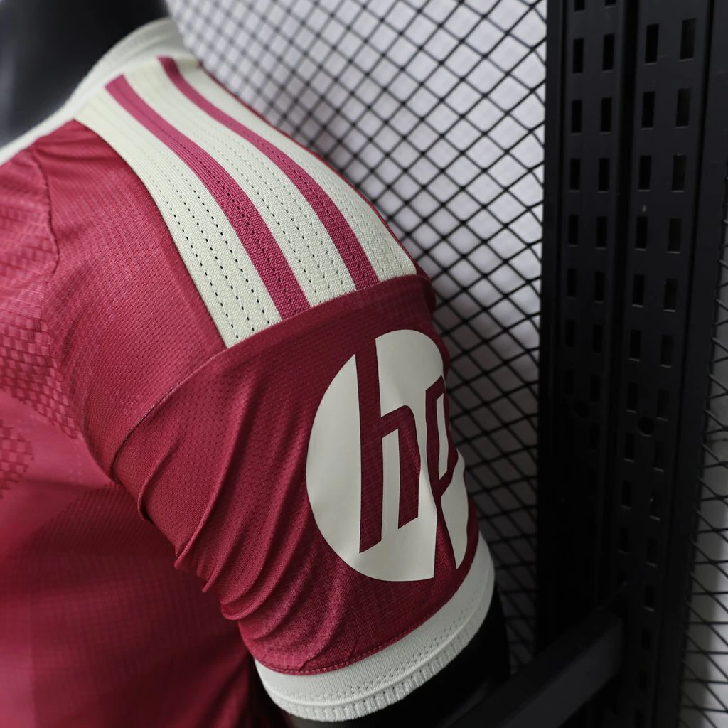 Detalle del hombro y la manga de la camiseta R.M. 26-27 tercera equipación Player con franjas color crema y puño a contraste