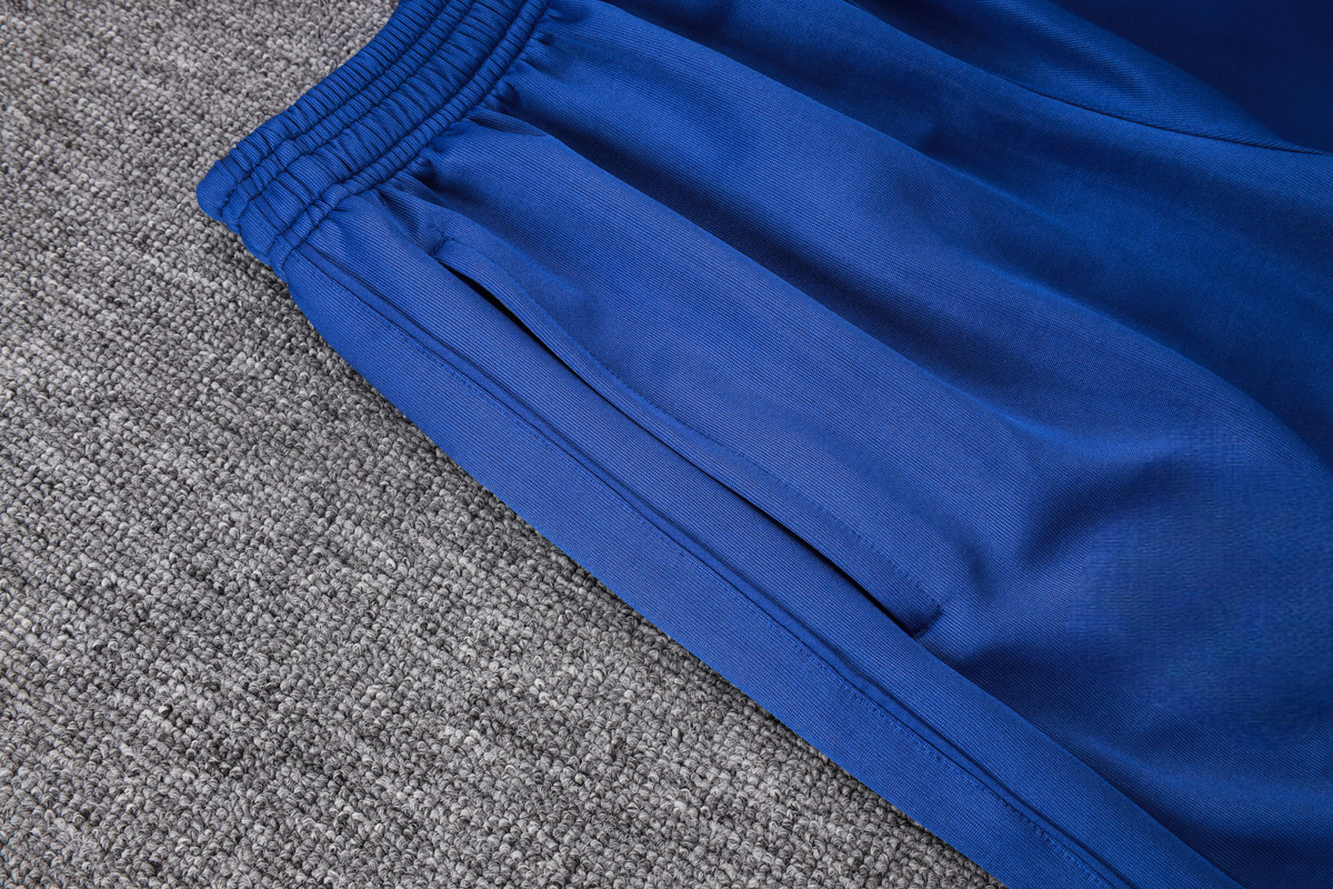 Detalle del pantalón azul del chándal Barcelona 26-27 Modelo 3 con cintura elástica y bolsillo lateral