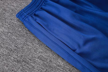 Detalle del pantalón azul del chándal Barcelona 26-27 Modelo 3 con cintura elástica y bolsillo lateral