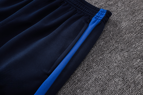 Detalle del pantalón azul marino del chándal Inter de Milán 26-27 Modelo 1 con cintura elástica, bolsillo lateral y franja azul eléctrico