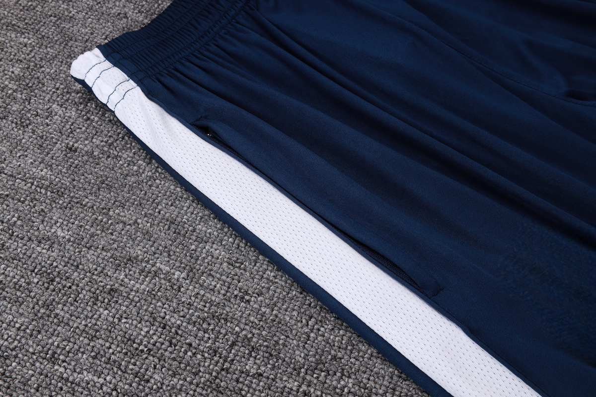 Detalle del pantalón azul marino del chándal PSG 26-27 Modelo 1 con cintura elástica, panel lateral blanco y bolsillo con cremallera