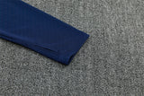 Detalle del puño azul marino de la manga del Chándal España 26-27 media cremallera