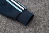 Detalle del puño de la manga con franjas azul celeste y blanca de la chaqueta del chándal Argentina 26-27 Modelo 1