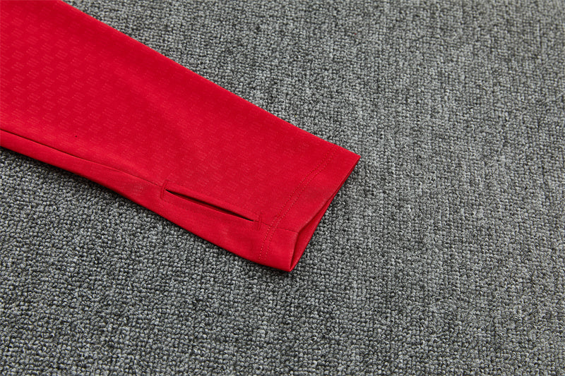 Detalle del puño rojo de la manga del Chándal España 26-27 media cremallera Modelo 4