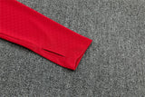 Detalle del puño rojo de la manga del Chándal España 26-27 media cremallera Modelo 4