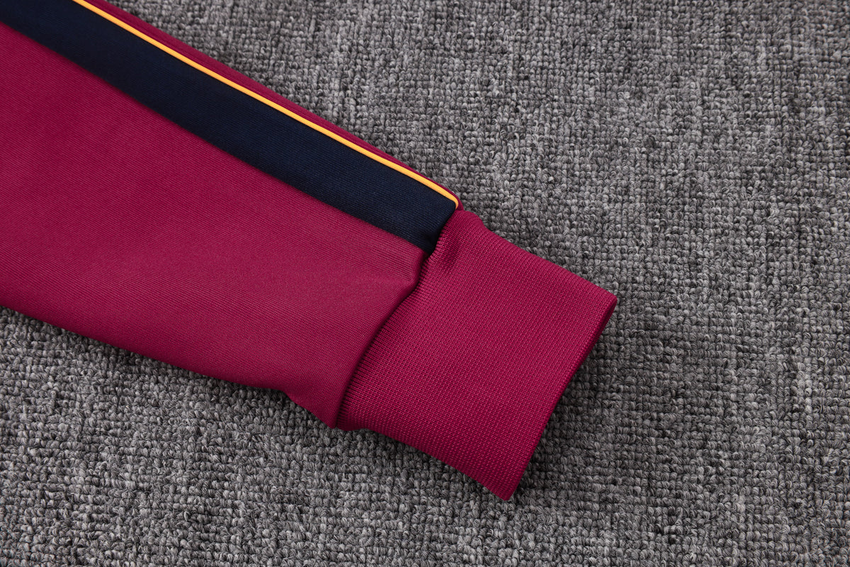 Detalle del puño y banda azul marino con ribete amarillo de la chaqueta del chándal Barcelona 26-27 Modelo 2