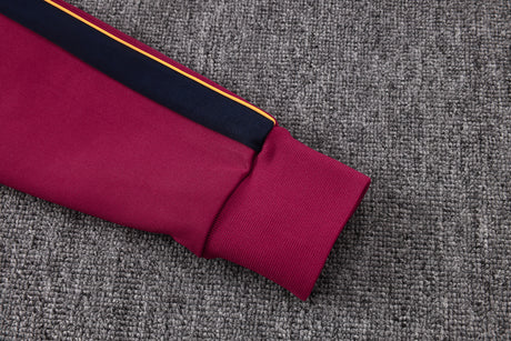 Detalle del puño y banda azul marino con ribete amarillo de la chaqueta del chándal Barcelona 26-27 Modelo 2