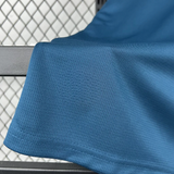 Detalle del tejido azul microperforado y el dobladillo cosido de la camiseta Valencia 26-27 visitante