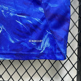 Detalle del tejido azul y tecnología AEROREADY en la Camiseta Como 25-26 local