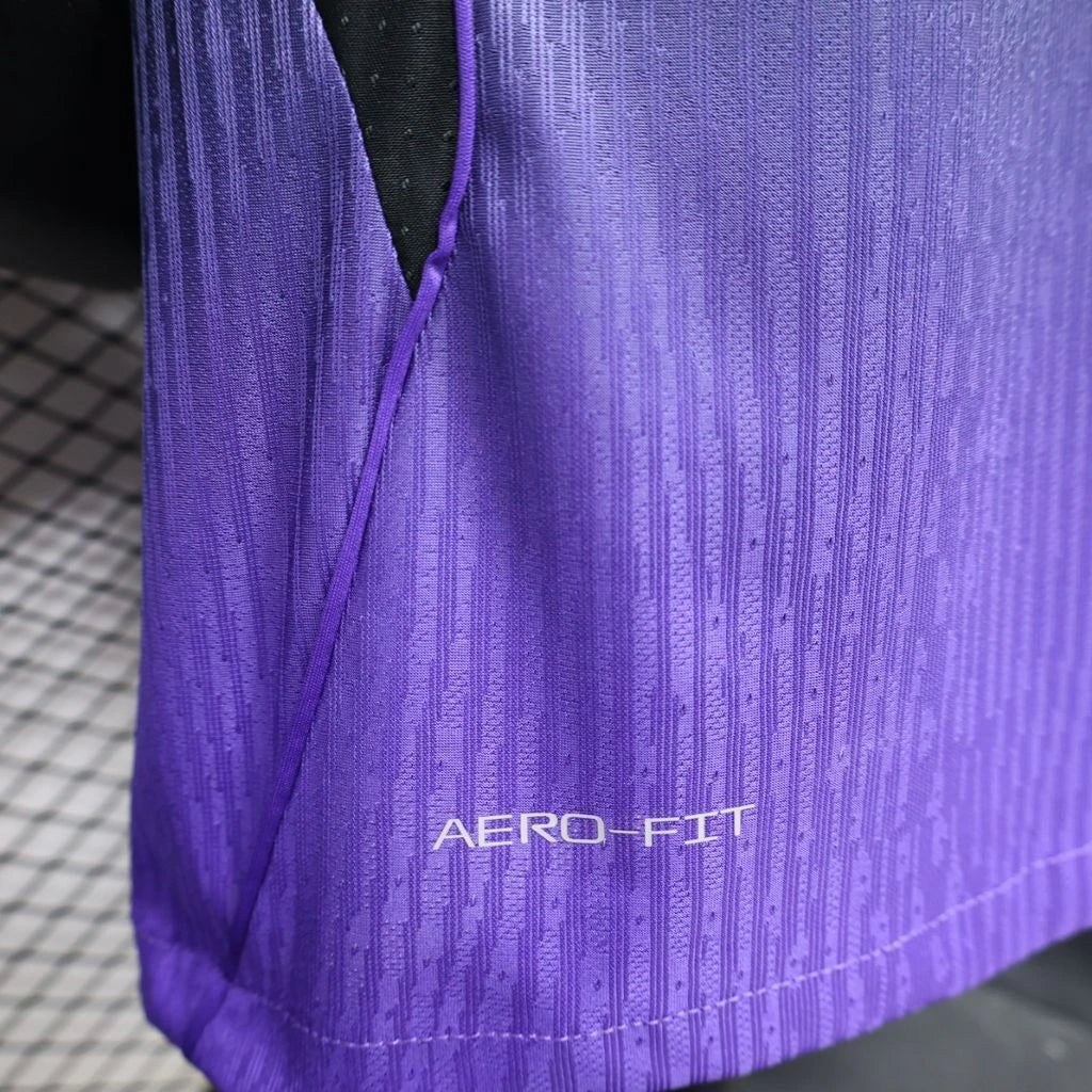Detalle del tejido morado texturizado, el panel lateral y la tecnología AERO-FIT de la camiseta Barcelona 26-27 visitante Player