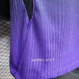Detalle del tejido morado texturizado, el panel lateral y la tecnología AERO-FIT de la camiseta Barcelona 26-27 visitante Player