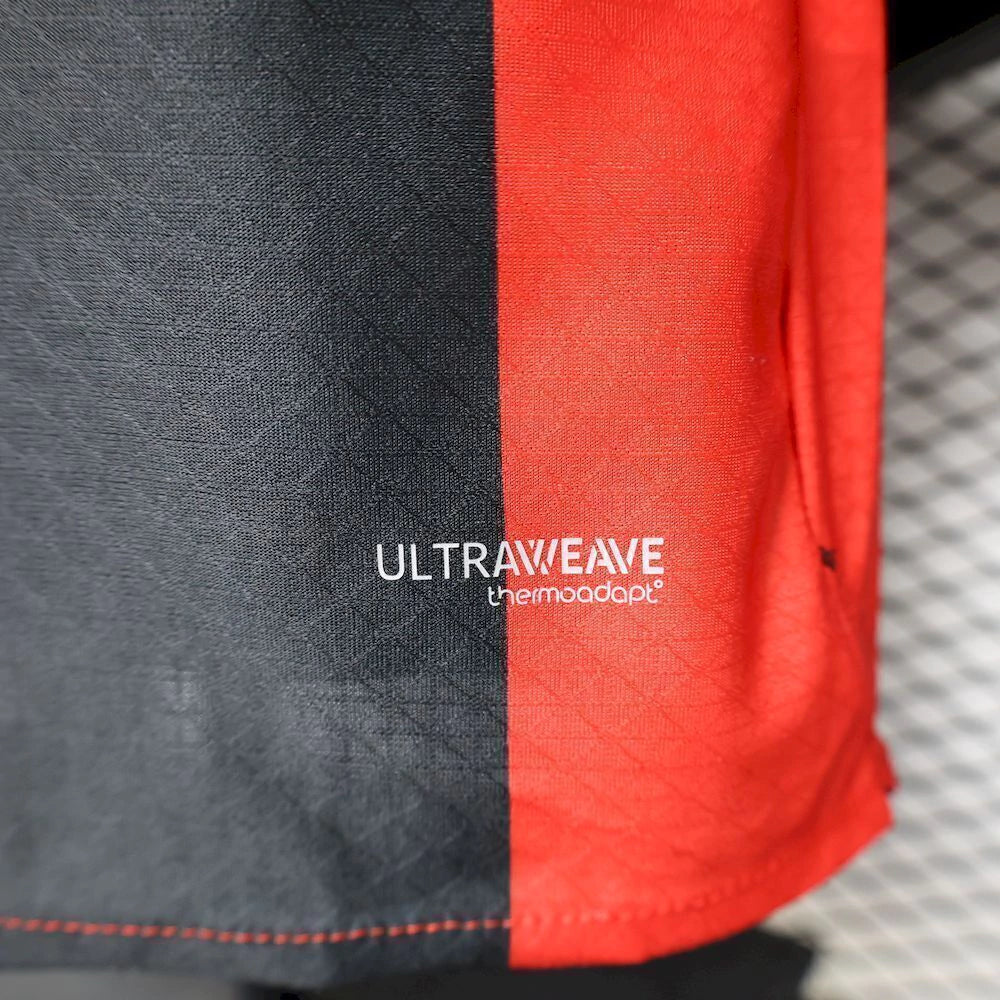 Detalle del tejido texturizado y la tecnología ULTRAWEAVE thermoadapt junto al bajo de la camiseta AC Milan 26-27 local Player