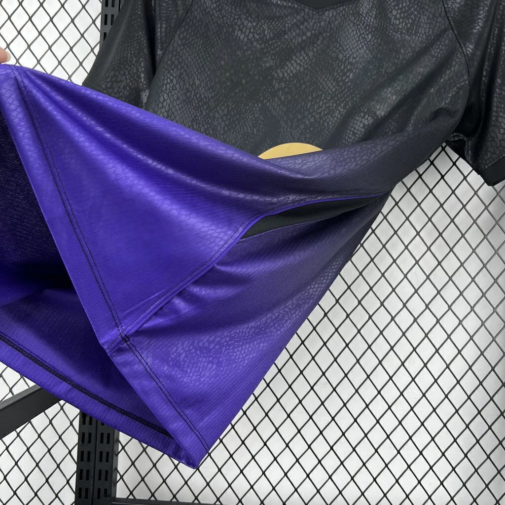 Detalle del tejido y del degradado morado de la camiseta Barcelona 26-27 visitante, con acabado texturizado