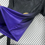 Detalle del tejido y del degradado morado de la camiseta Barcelona 26-27 visitante, con acabado texturizado