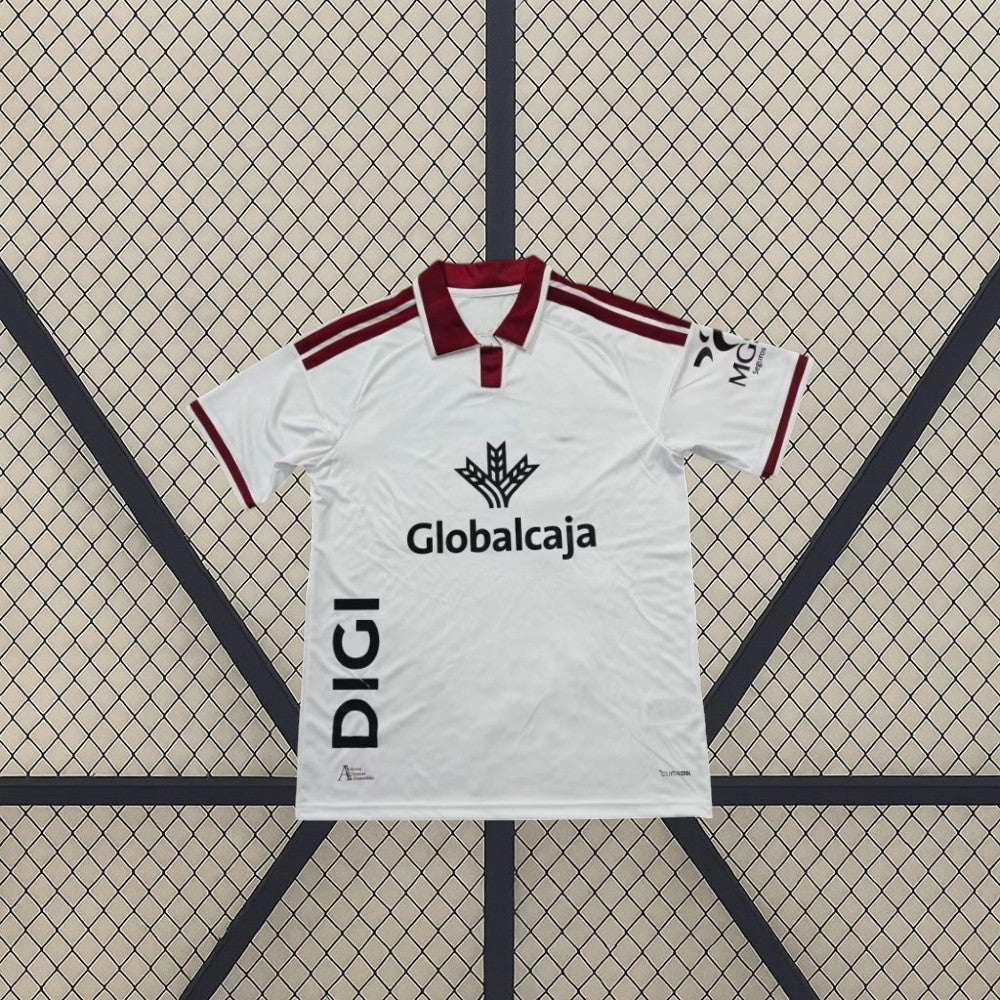 Detalle frontal de la camiseta Albacete 26-27 local blanca con cuello tipo polo granate, franjas en los hombros y manga corta