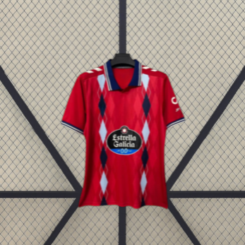 Detalle frontal de la camiseta Celta de Vigo 26-27 tercera equipación con rombos azules, cuello tipo polo y acabados a contraste