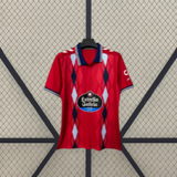 Detalle frontal de la camiseta Celta de Vigo 26-27 tercera equipación con rombos azules, cuello tipo polo y acabados a contraste