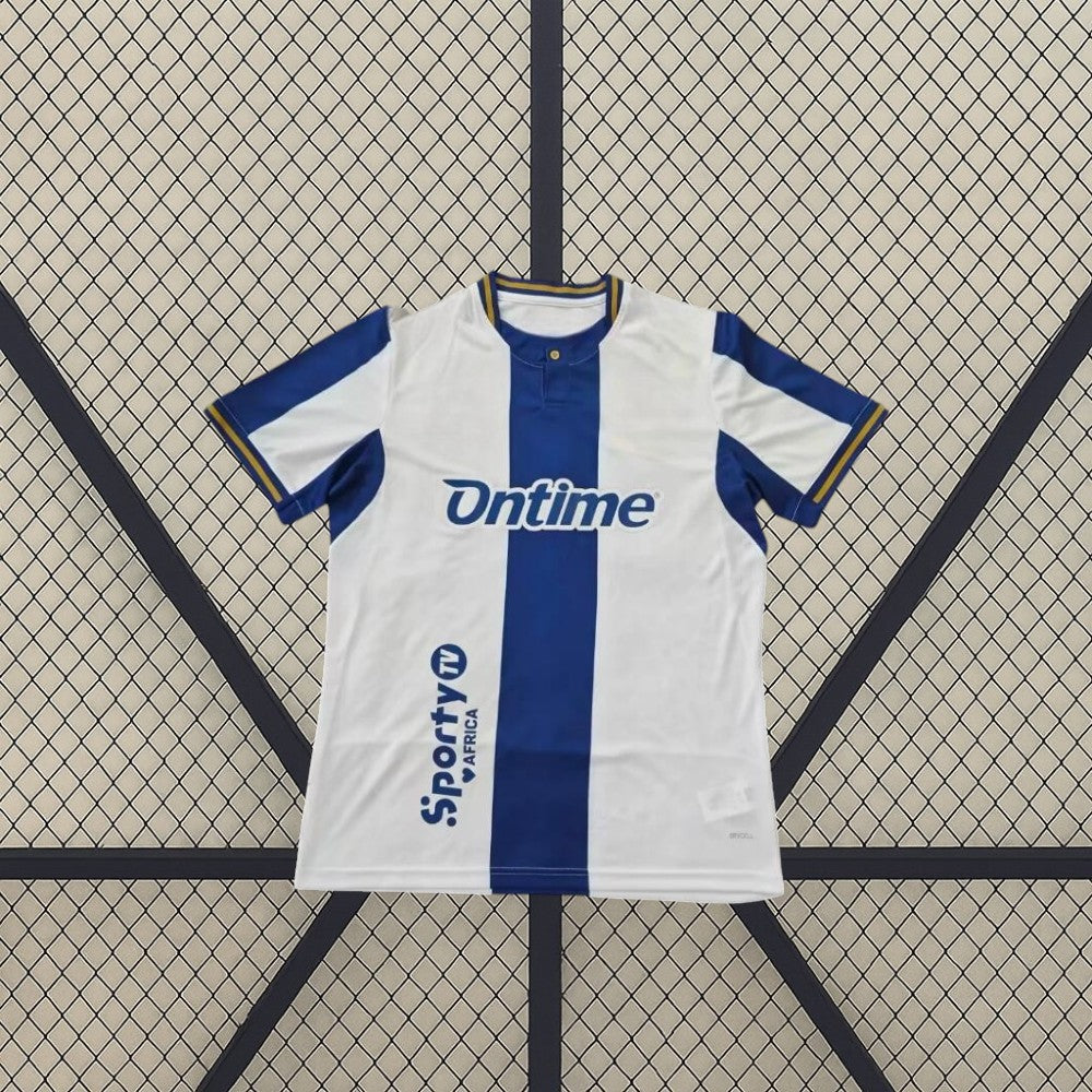 Detalle frontal de la camiseta Leganés 26-27 local con franja central azul, cuello con detalle dorado y mangas blancas y azules