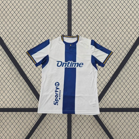 Detalle frontal de la camiseta Leganés 26-27 local con franja central azul, cuello con detalle dorado y mangas blancas y azules