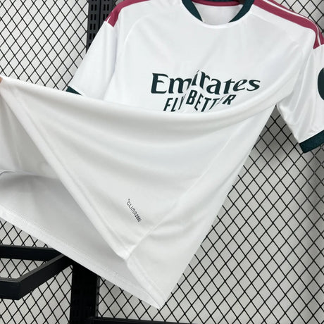 Detalle frontal de la camiseta R.M. 26-27 local mostrando la caída del tejido blanco y la tecnología CLIMACOOL en el bajo