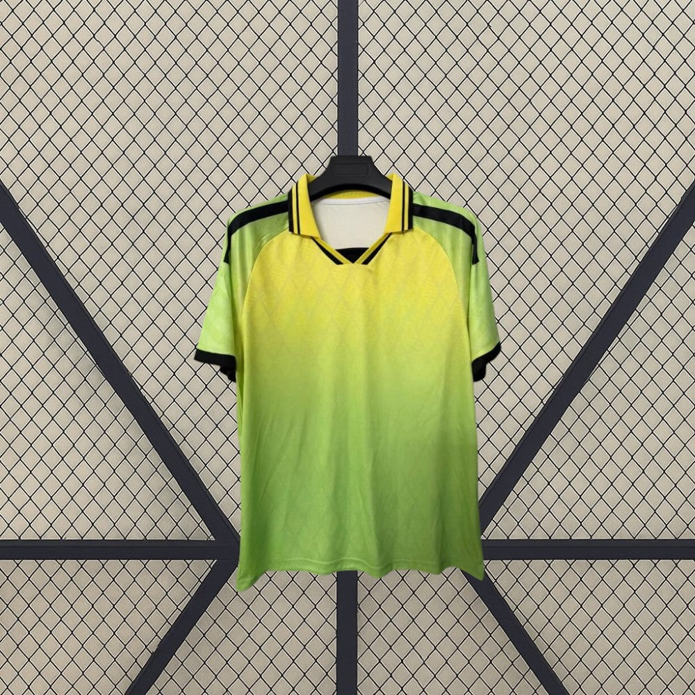 Detalle frontal de la camiseta RCD Espanyol 26-27 tercera equipación con cuello polo amarillo, ribetes negros y patrón geométrico