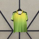 Detalle frontal de la camiseta RCD Espanyol 26-27 tercera equipación con cuello polo amarillo, ribetes negros y patrón geométrico
