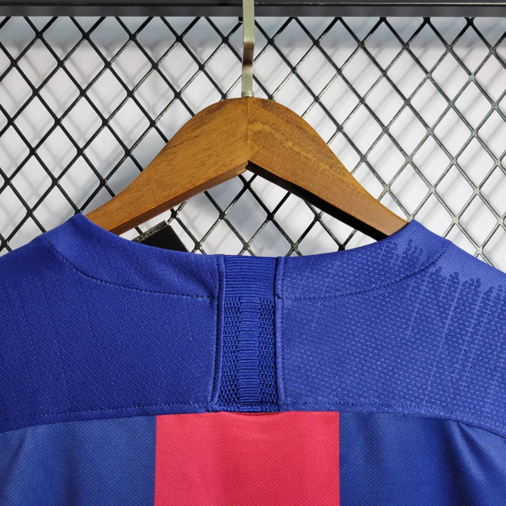 Detalle trasero del cuello de la camiseta Barcelona 19-20 retro con panel azul, costuras visibles y acabado reforzado