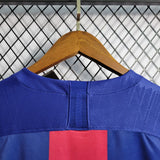 Detalle trasero del cuello de la camiseta Barcelona 19-20 retro con panel azul, costuras visibles y acabado reforzado
