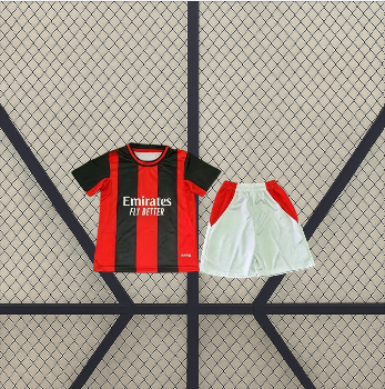 Equipación AC Milan 26-27 local para niño con camiseta de franjas rojas y negras y pantalón corto blanco con paneles rojos