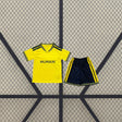 Equipación Al-Nassr 26-27 Local de niño con camiseta amarilla de cuello en V y pantalón corto azul marino con franjas amarillas