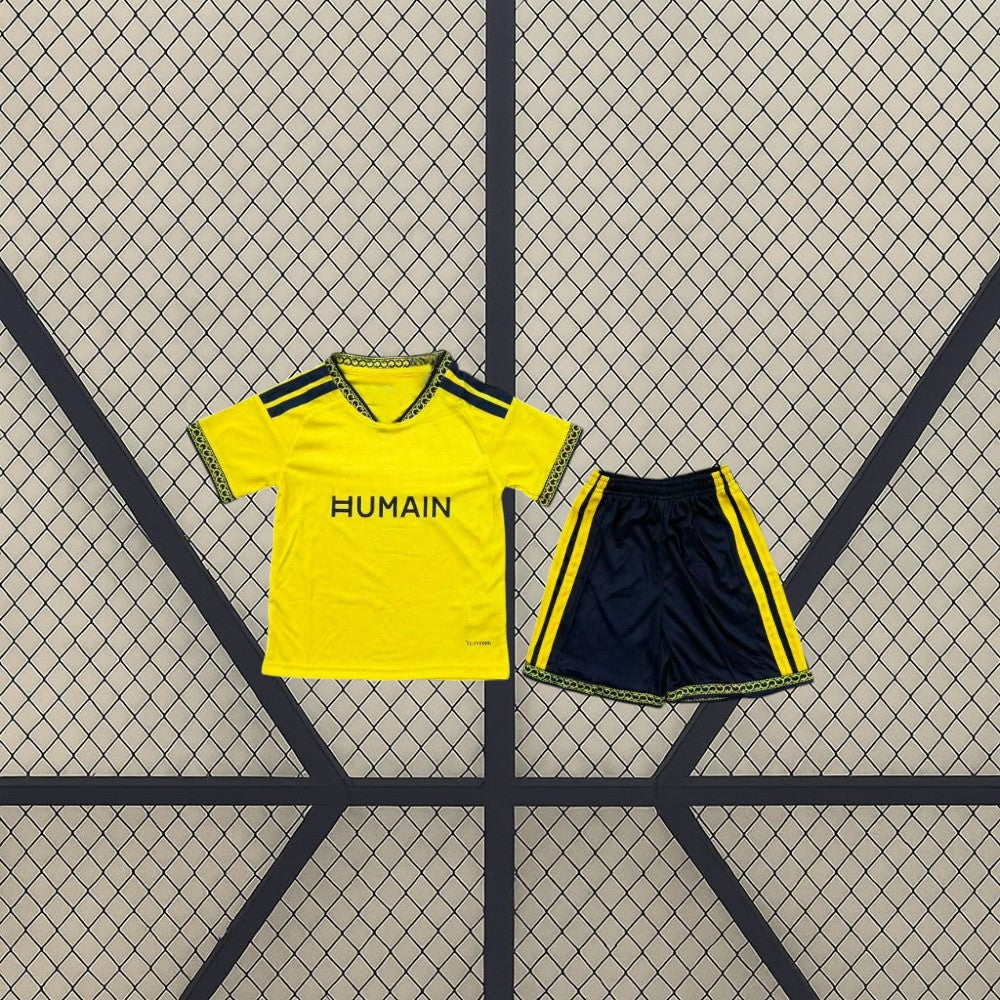 Equipación Al-Nassr 26-27 Local de niño con camiseta amarilla de cuello en V y pantalón corto azul marino con franjas amarillas