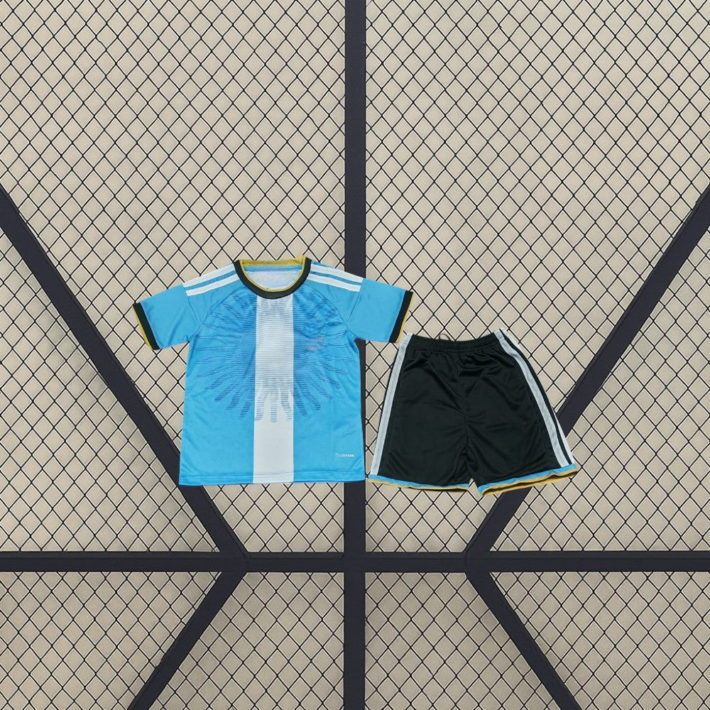 Equipación Argentina 26-27 niño edición conmemorativa de Lionel Messi con camiseta celeste y blanca y pantalón corto oscuro