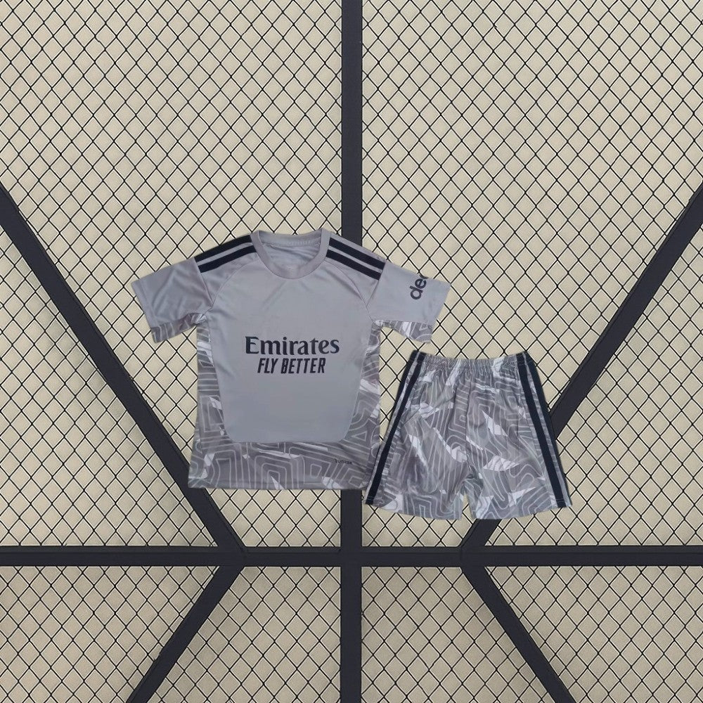 Equipación Arsenal 26-27 portero gris niño vista frontal con camiseta gris clara, detalles oscuros en hombros y pantalón corto gris con franjas laterales