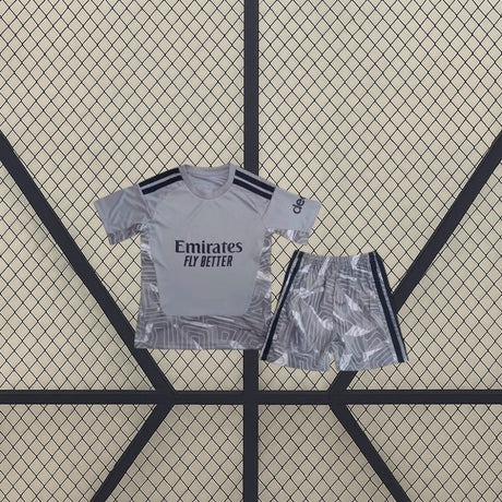 Equipación Arsenal 26-27 portero gris niño vista frontal con camiseta gris clara, detalles oscuros en hombros y pantalón corto gris con franjas laterales
