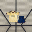 Equipación Arsenal 26-27 tercera niño vista frontal con camiseta amarilla de patrón tonal y pantalón azul marino con bandas amarillas
