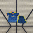 Equipación Arsenal 26-27 visitante niño vista frontal con camiseta azul marino de patrón tonal y pantalón azul con detalles amarillos