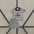 Equipación Atlético de Madrid 26-27 3ª de niño con camiseta gris de franjas horizontales, cuello azul marino y pantalón a juego