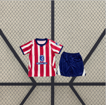 Equipación Atlético de Madrid 26-27 local para niño con camiseta de franjas rojas y blancas y pantalón corto azul marino