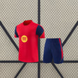 Equipación Barcelona 26-27 de entrenamiento infantil con camiseta roja de paneles azul marino y pantalón corto azul con detalle lateral rojo