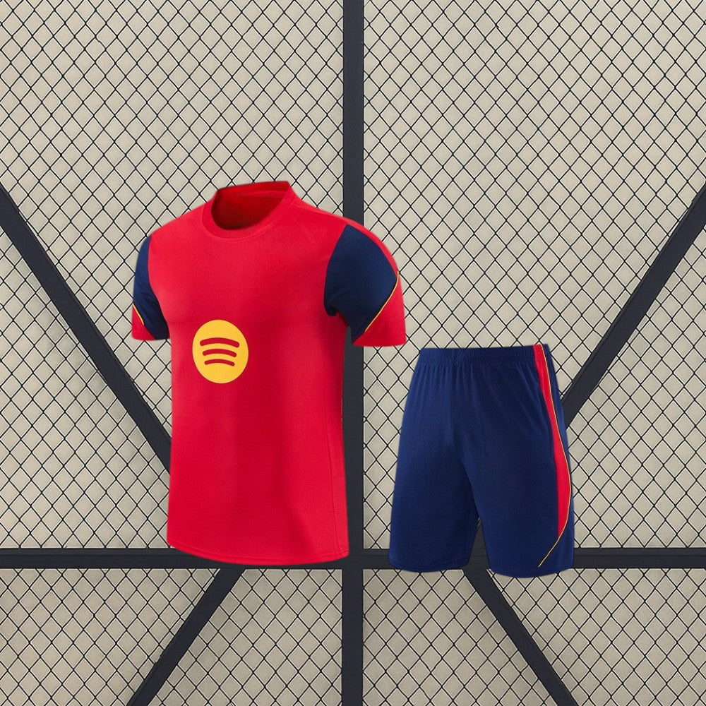 Equipación Barcelona 26-27 de entrenamiento infantil con camiseta roja de paneles azul marino y pantalón corto azul con detalle lateral rojo