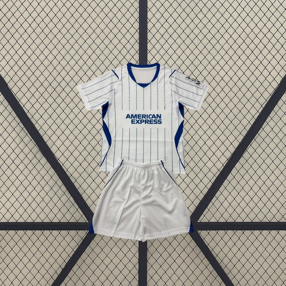 Equipación Brighton 26-27 Visitante de niño con camiseta blanca de líneas verticales azules y pantalón blanco con detalles azules