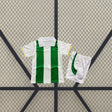 Equipación Córdoba 26-27 local infantil con camiseta blanca y verde de franjas verticales y pantalón blanco con detalle lateral verde
