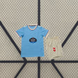 Equipación Celta de Vigo 26-27 local infantil con camiseta azul celeste de cuello crema y pantalón corto crema con detalles rojos