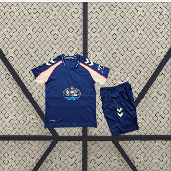 Equipación Celta de Vigo 26-27 visitante para niño con camiseta azul marino, mangas blancas con detalles rojos y pantalón corto a juego