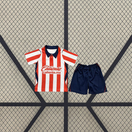 Equipación Chivas Guadalajara 26-27 Local de niño con camiseta rojiblanca de cuello polo azul marino y pantalón corto azul marino