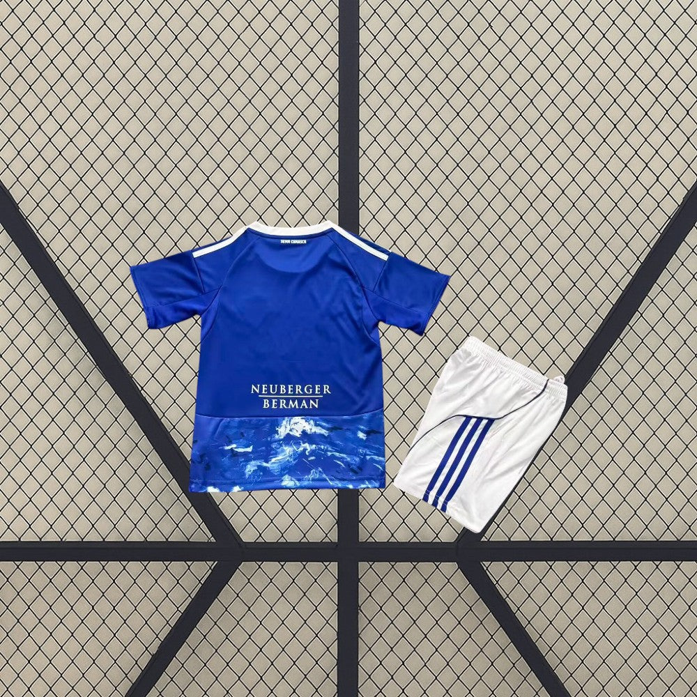Equipación Como 25-26 local para niño vista trasera con camiseta azul y pantalón corto blanco con detalles azules