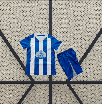 Equipación Deportivo La Coruña 26-27 local para niño con camiseta de franjas azules y blancas y pantalón corto azul a juego
