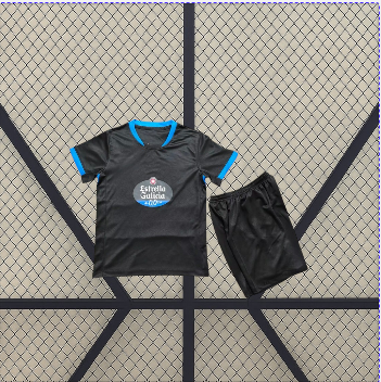 Equipación Deportivo La Coruña 26-27 visitante para niño con camiseta negra de cuello azul claro y pantalón corto negro a juego