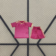 Equipación España 26-27 edición especial campeones 2026 de niño con camiseta y pantalón granates, patrón tonal y detalles dorados